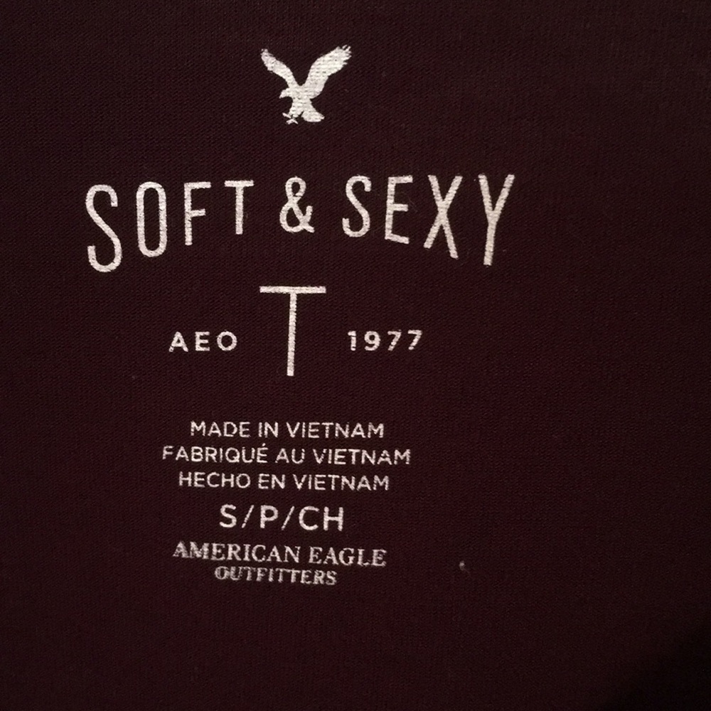 American Eagle Burgundy 3/4 sleeve Henley - Picture 3 of 3